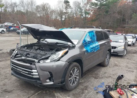 2018 Toyota Highlander Xle z USA, uszkodzony, nr VIN 5TDJZRFH5JS882115